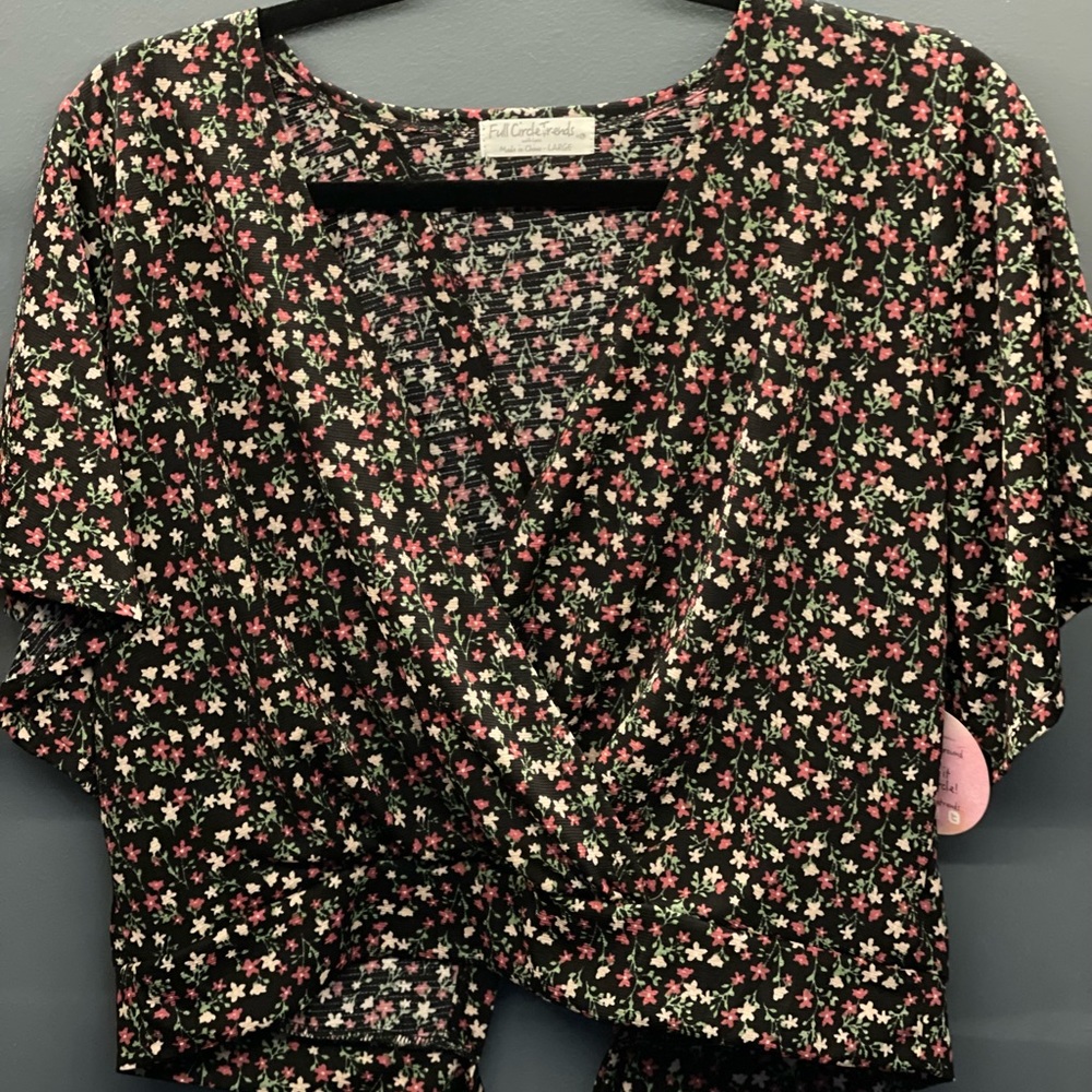 Black floral crop top